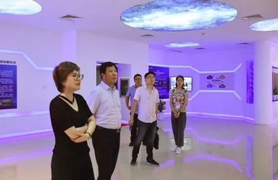 黃石市生態(tài)能源局局長余昌勤一行來宜昌云計算孵化器參觀調研