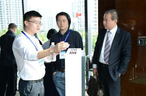 dephina中国技术服务中心产品总监陈伟君先生现场解释新风净化机工作